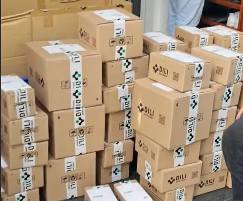 Các thùng hàng DiLiM xếp chồng chờ giao cho khách