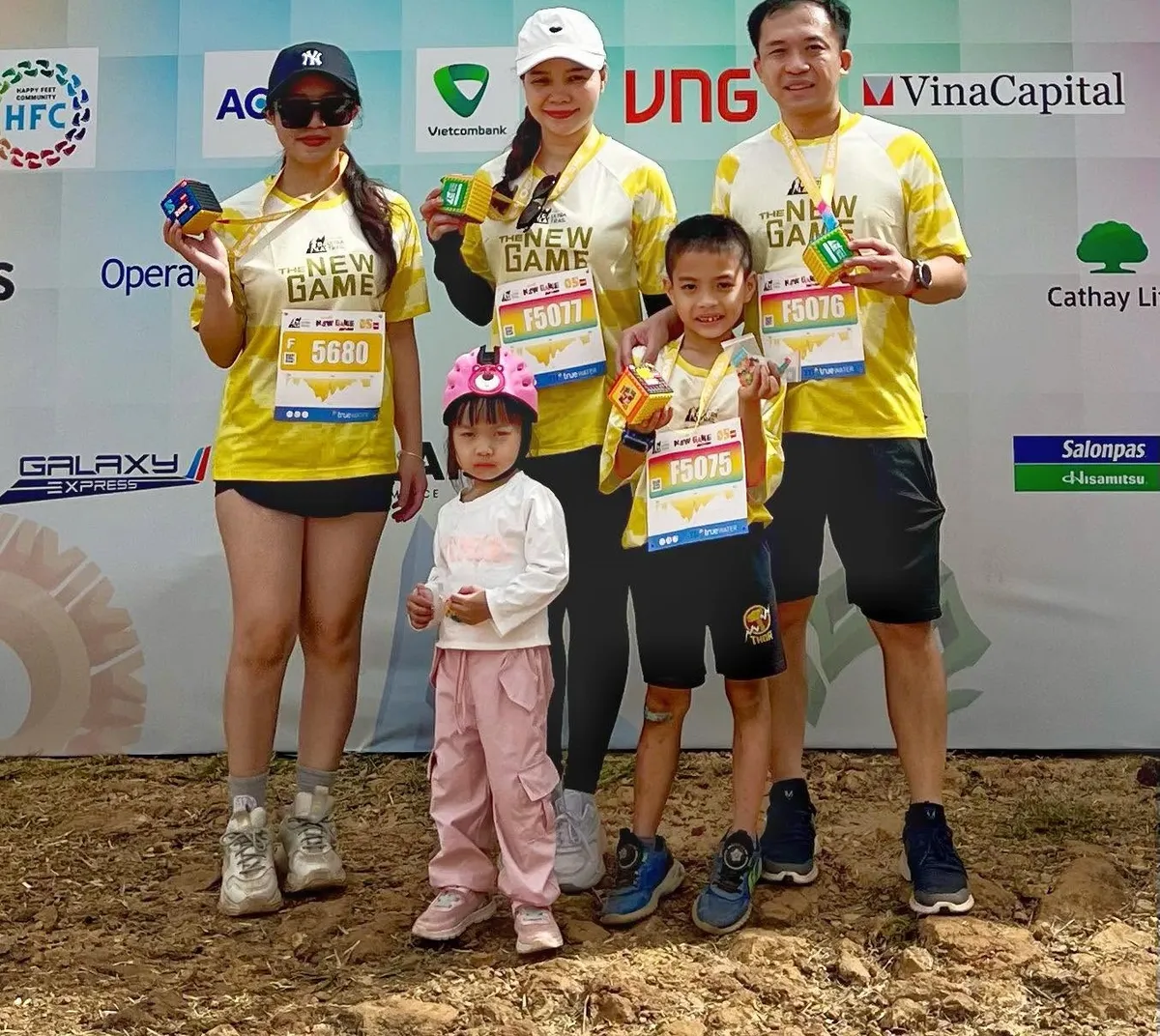 Phan Hồng Sơn cùng gia đình đeo số báo danh tại một giải chạy trail