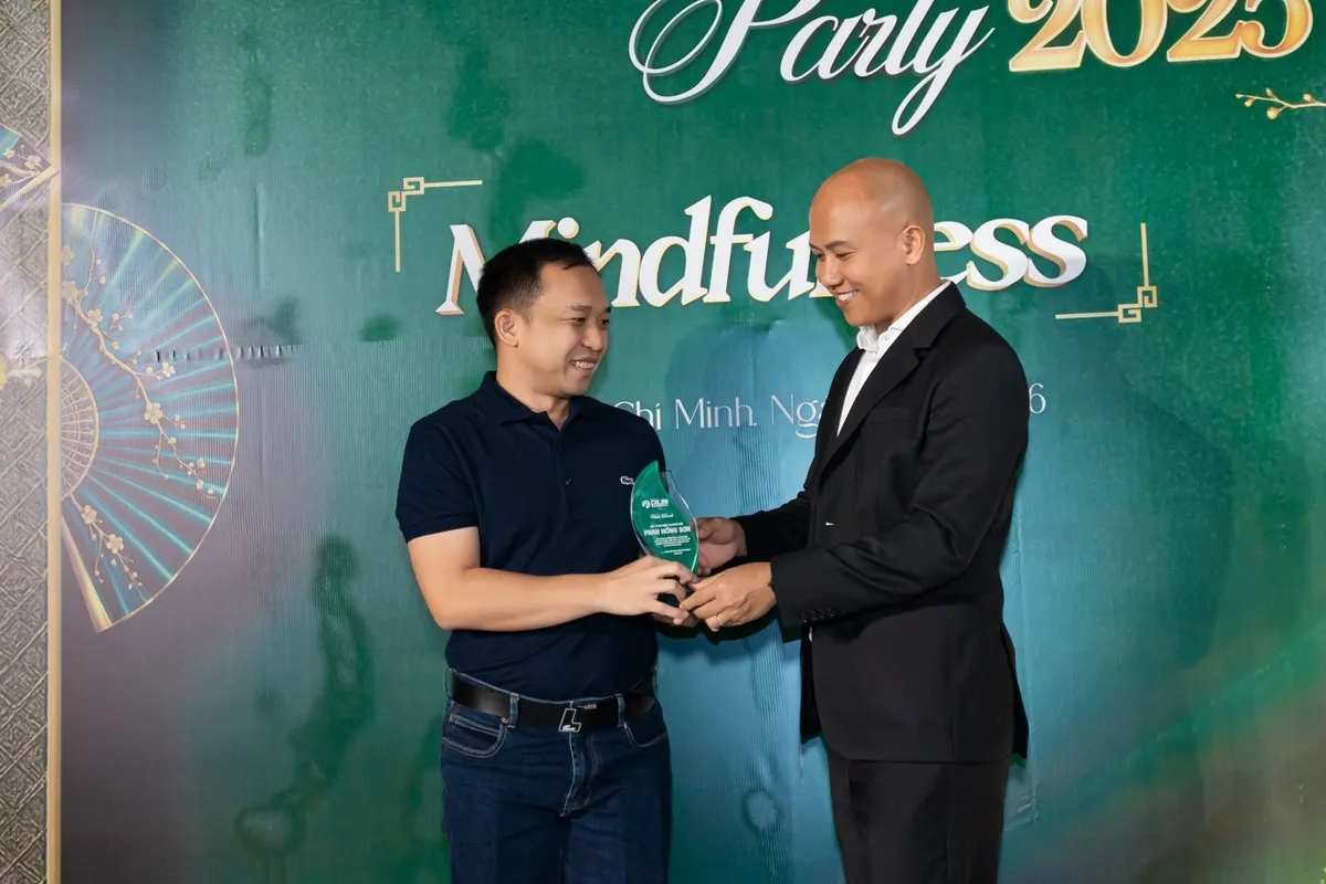 Phan Hồng Sơn nhận kỷ niệm chương tại Year End Party 2025 của DiLiM